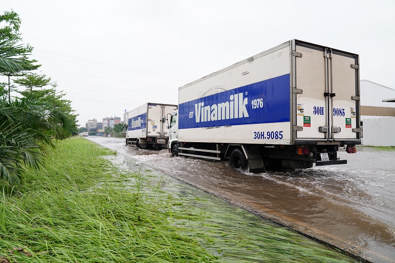 Vinamilk hỗ trợ gần 3 tỷ đồng sản phẩm dinh dưỡng thiết yếu cho 10 tỉnh, thành bị ảnh hưởng bão lũ
