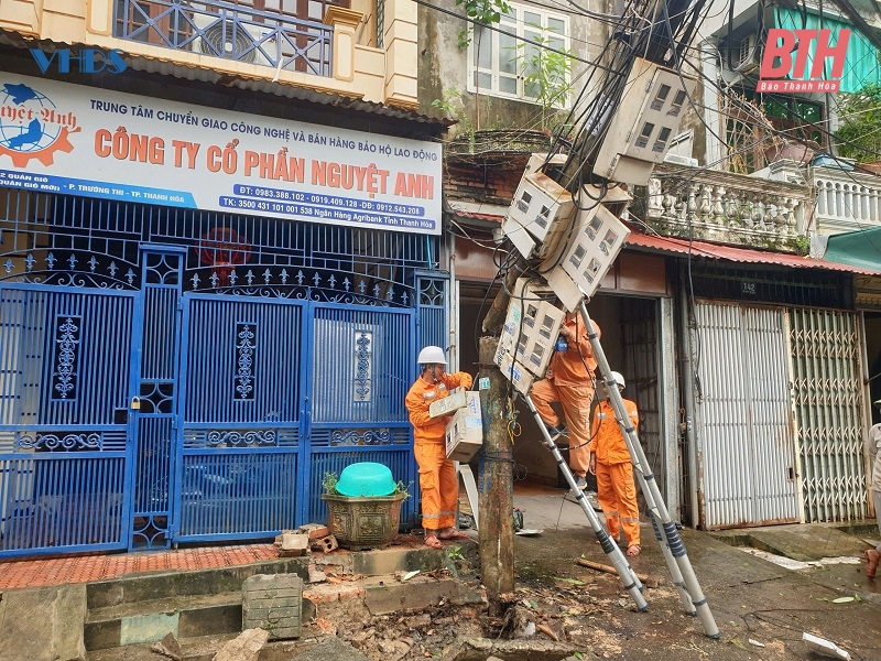 Bão đi qua, trời sẽ xanh trở lại...