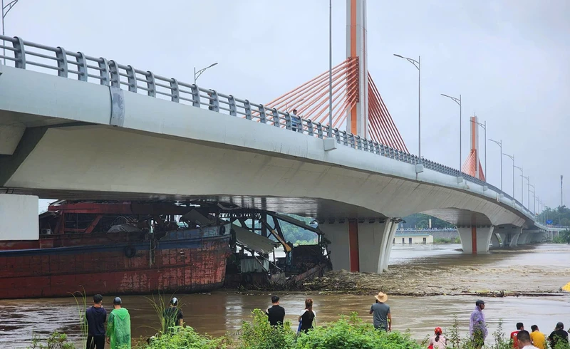 Yêu cầu các phương tiện không neo đậu gần các công trình vượt sông