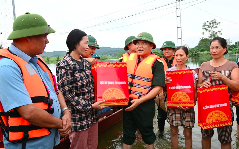 LLVT huyện Thạch Thành duy trì nghiêm ứng trực 24/24, hỗ trợ các hộ dân bị ảnh hưởng bởi mưa lũ