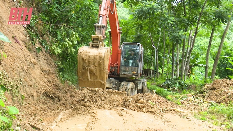 Quan Sơn tập trung khắc phục điểm sạt lở, sụt lún trên các tuyến giao thông