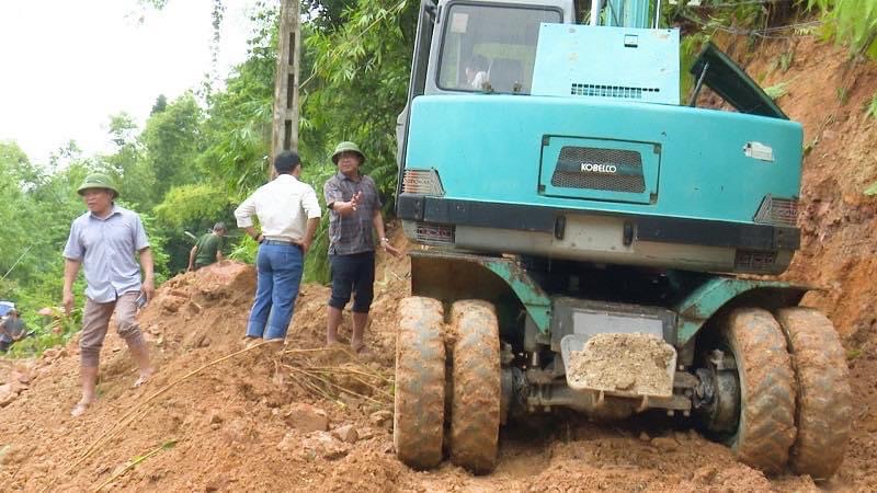 Quan Sơn tập trung khắc phục điểm sạt lở, sụt lún trên các tuyến giao thông