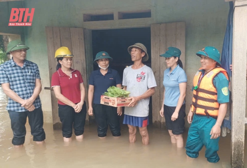 Lũ trên sông Bưởi đang rút, nhiều nhà dân vẫn ngập sâu