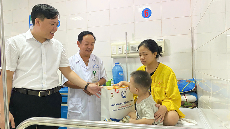 Nhiều trẻ em có hoàn cảnh đặc biệt khó khăn được nhận quà nhân dịp Tết Trung thu