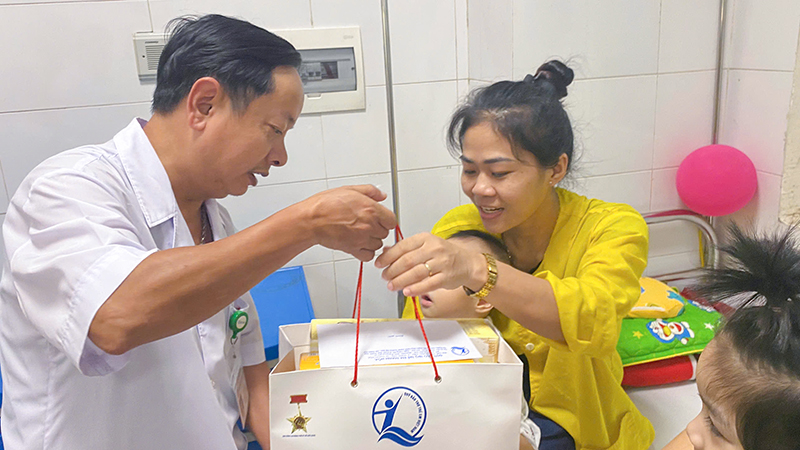 Nhiều trẻ em có hoàn cảnh đặc biệt khó khăn được nhận quà nhân dịp Tết Trung thu