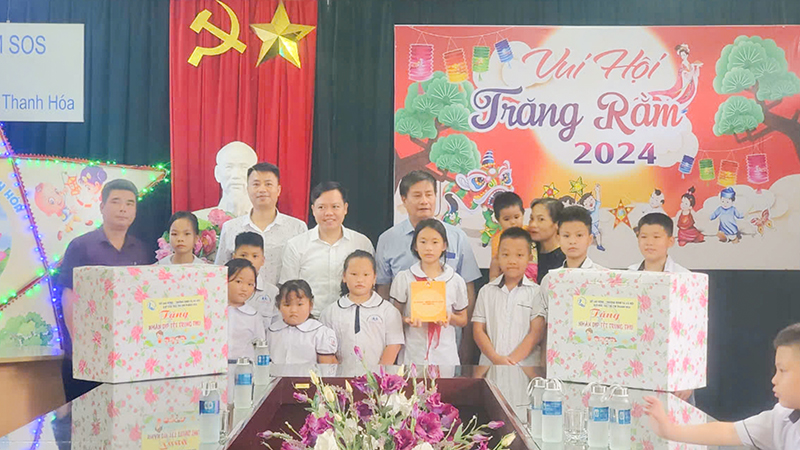 Nhiều trẻ em có hoàn cảnh đặc biệt khó khăn được nhận quà nhân dịp Tết Trung thu