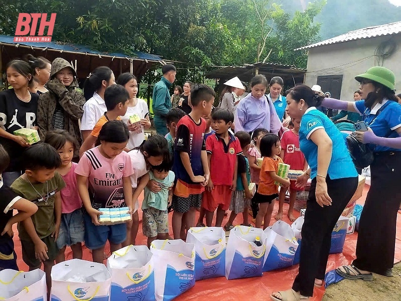 Hội LHPN thị xã Nghi Sơn và Quảng Xương trao hỗ trợ nhân dân các tỉnh Lào Cai, Yên Bái tổng trị giá gần 1,3 tỷ đồng