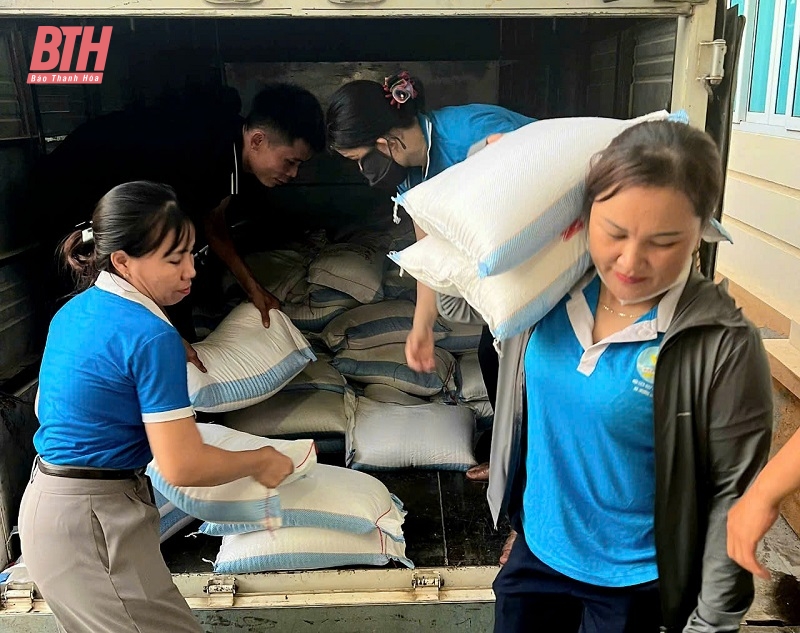 Hội LHPN thị xã Nghi Sơn và Quảng Xương trao hỗ trợ nhân dân các tỉnh Lào Cai, Yên Bái tổng trị giá gần 1,3 tỷ đồng