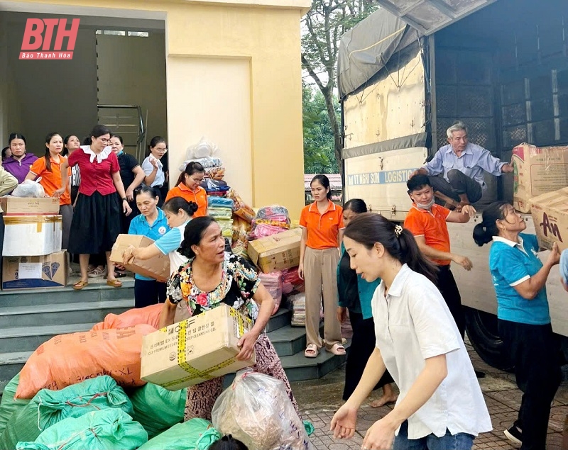 Hội LHPN thị xã Nghi Sơn và Quảng Xương trao hỗ trợ nhân dân các tỉnh Lào Cai, Yên Bái tổng trị giá gần 1,3 tỷ đồng