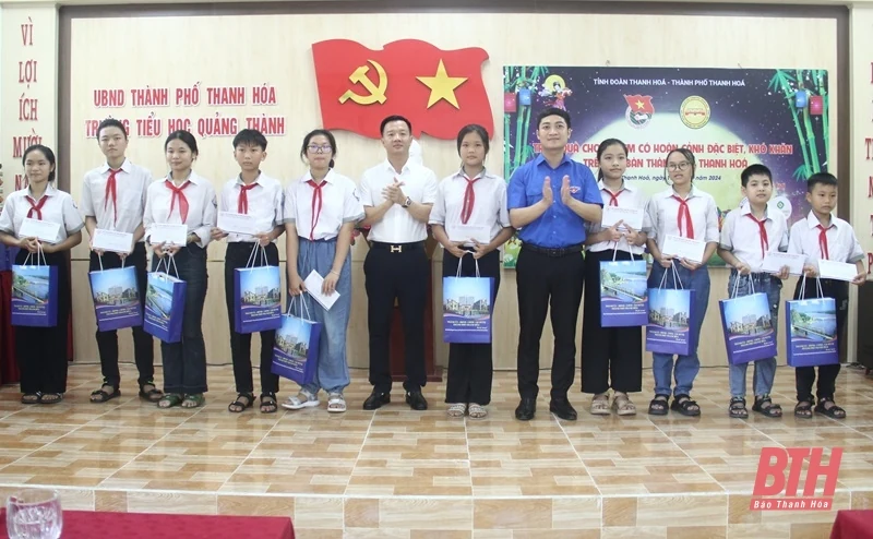 Trao 50 suất quà cho trẻ em có hoàn cảnh đặc biệt, khó khăn