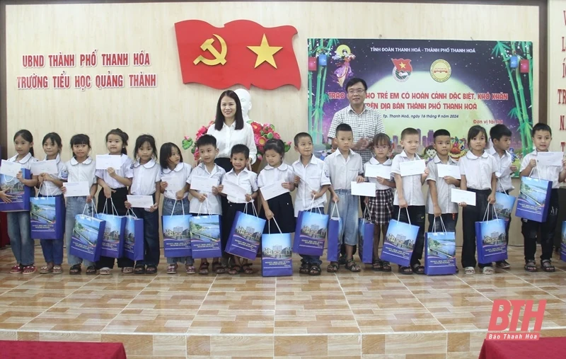 Trao 50 suất quà cho trẻ em có hoàn cảnh đặc biệt, khó khăn