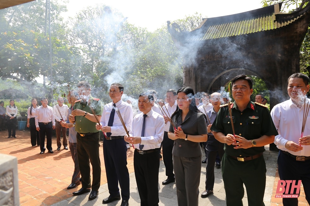 Các đồng chí Thường trực Tỉnh ủy dâng hương tại Khu di tích Quốc gia đặc biệt Lam Kinh và Đền thờ Trung Túc Vương Lê Lai