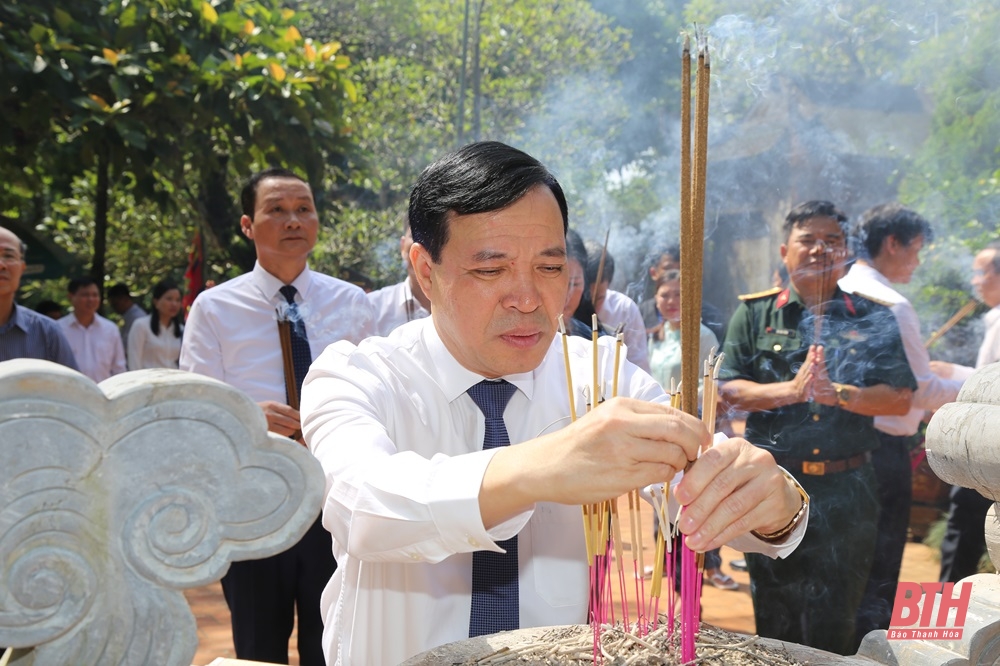 Các đồng chí Thường trực Tỉnh ủy dâng hương tại Khu di tích Quốc gia đặc biệt Lam Kinh và Đền thờ Trung Túc Vương Lê Lai