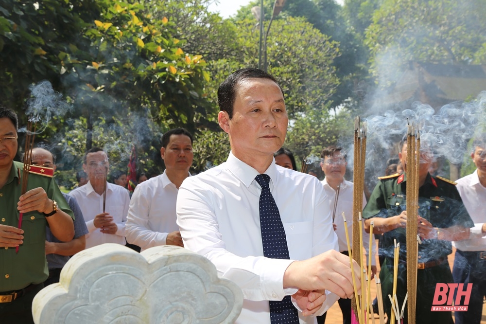 Các đồng chí Thường trực Tỉnh ủy dâng hương tại Khu di tích Quốc gia đặc biệt Lam Kinh và Đền thờ Trung Túc Vương Lê Lai