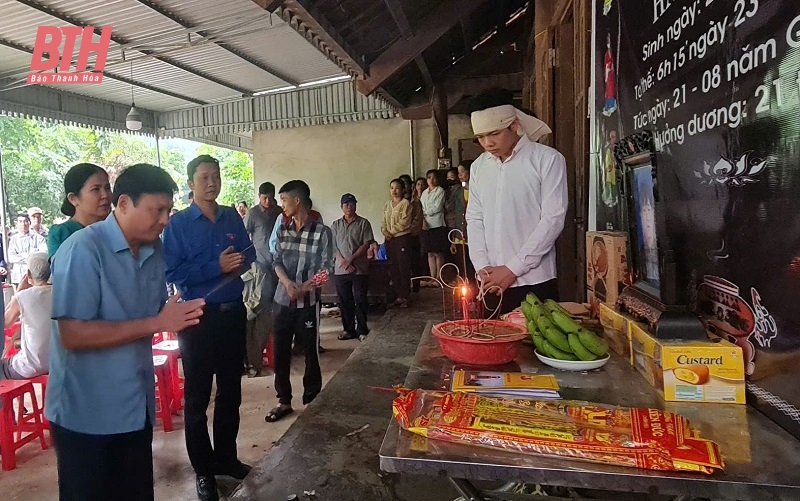 Thăm hỏi, động viên gia đình có người bị đuối nước do mưa lũ tại huyện Như Xuân