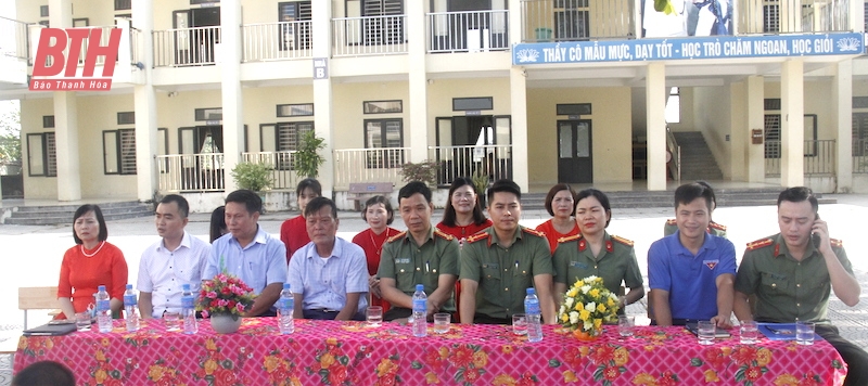 Trao tặng xe đạp cho vao m88 có hoàn cảnh khó khăn