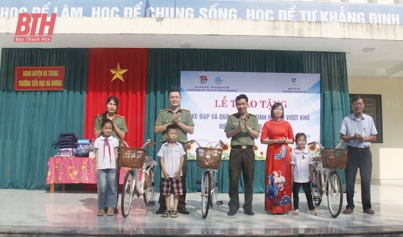 Trao tặng xe đạp cho vao m88 có hoàn cảnh khó khăn