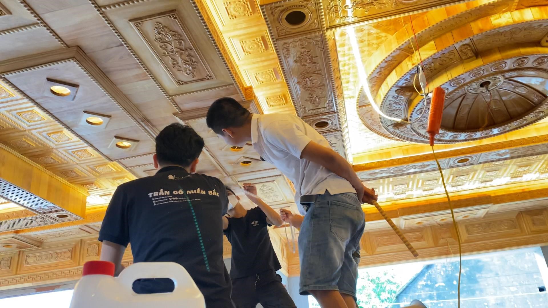 Độc đáo những “bức hoạ” bằng gỗ trang trí trần nhà của Trần gỗ miền Bắc