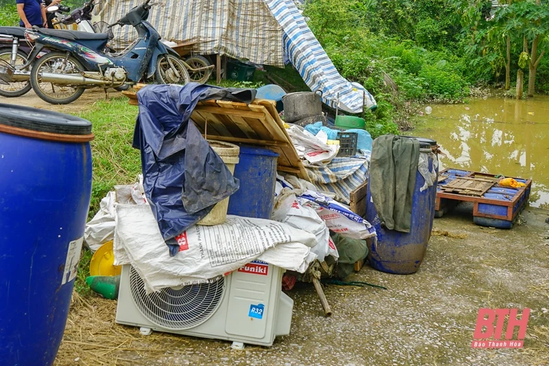 Dân làng sơ tán vật nuôi, đồ đạc lên đê tránh lũ