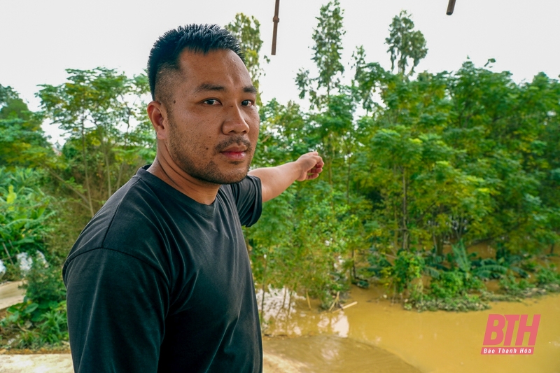 Dân làng sơ tán vật nuôi, đồ đạc lên đê tránh lũ