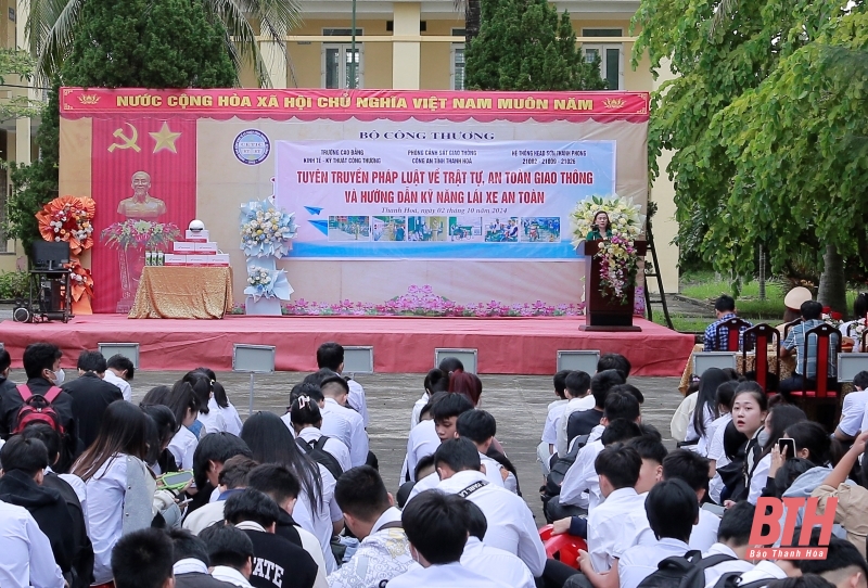 Tuyên truyền pháp luật về an toàn giao thông và kỹ năng lái xe cho học sinh, sinh viên