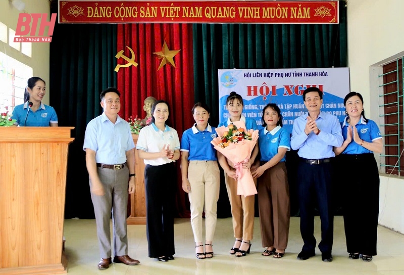 Hội LHPN tỉnh ra mắt mô hình kinh tế tập thể và trao hỗ trợ vật tư cho thành viên