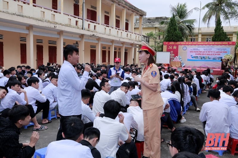 Tuyên truyền pháp luật về an toàn giao thông và kỹ năng lái xe cho học sinh, sinh viên