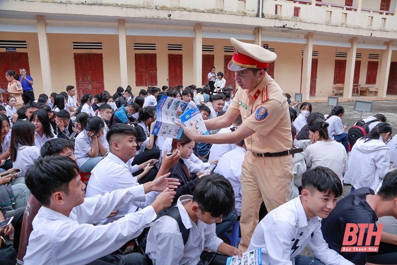 Tuyên truyền pháp luật về an toàn giao thông và kỹ năng lái xe cho học sinh, sinh viên