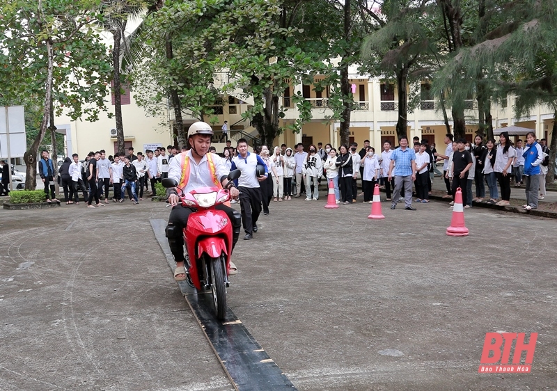 Tuyên truyền pháp luật về an toàn giao thông và kỹ năng lái xe cho học sinh, sinh viên