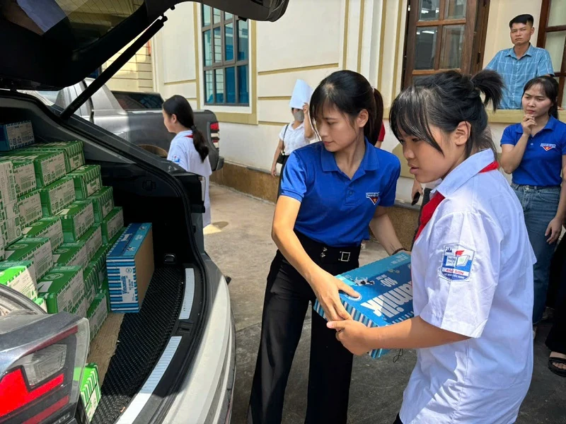 Cộng đồng góp 1, Vinamilk góp thêm 1 để nhân đôi hỗ trợ cho học sinh các tỉnh gặp thiên tai