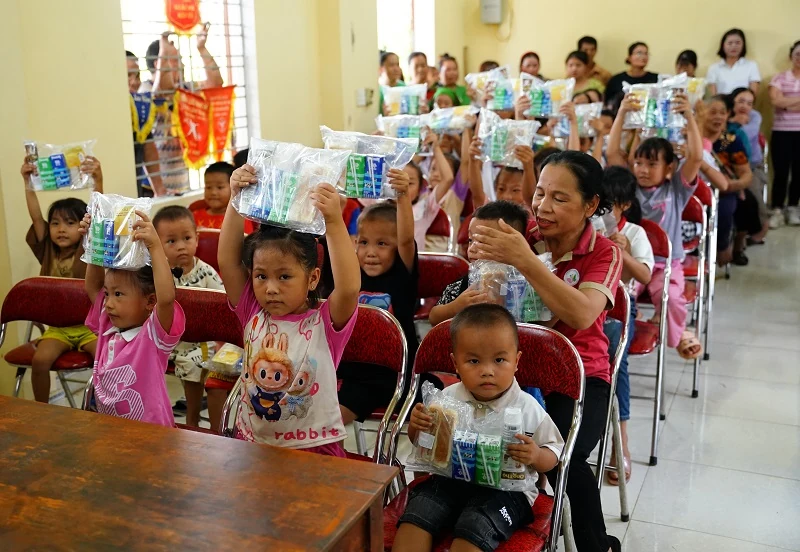Cộng đồng góp 1, Vinamilk góp thêm 1 để nhân đôi hỗ trợ cho học sinh các tỉnh gặp thiên tai