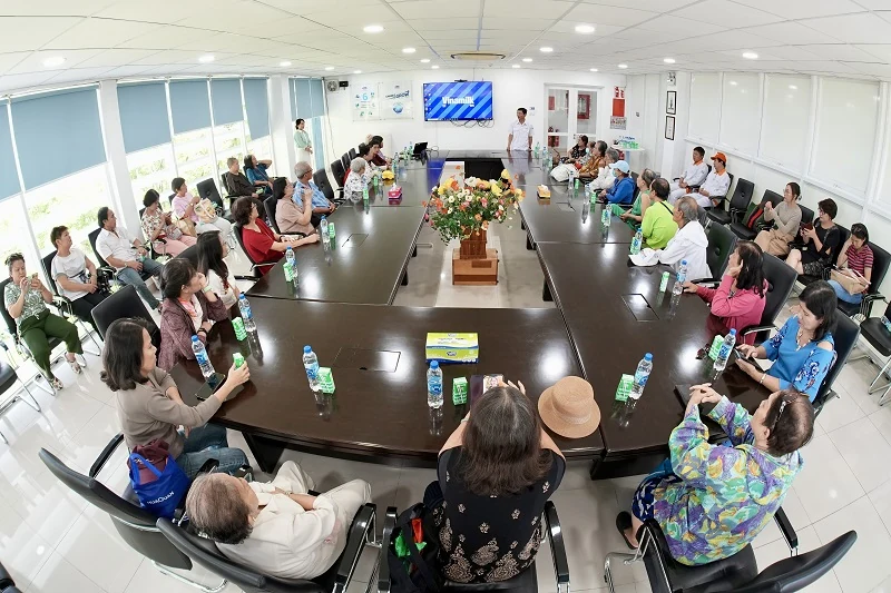 CLB Sức khỏe người cao tuổi TP HCM tham quan nhà máy sữa lớn nhất của Vinamilk