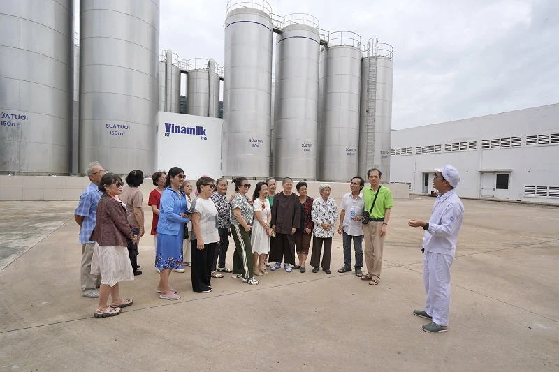 CLB Sức khỏe người cao tuổi TP HCM tham quan nhà máy sữa lớn nhất của Vinamilk