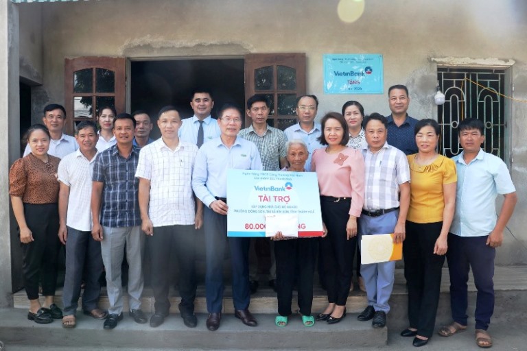 Bàn giao nhà cho hộ nghèo, khó khăn về nhà ở theo Chỉ thị số 22 của Ban Thường vụ Tỉnh ủy