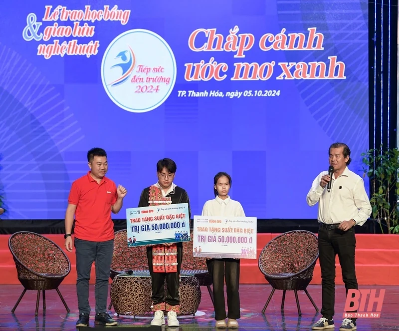 80 sinh viên khó khăn được nhận học bổng “Tiếp sức đến trường”