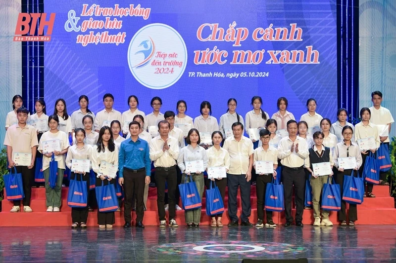 80 sinh viên khó khăn được nhận học bổng “Tiếp sức đến trường”