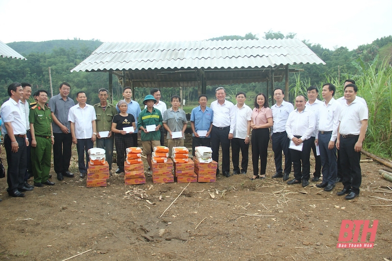 Bí thư Thành ủy, Chủ tịch HĐND TP Thanh Hóa Lê Anh Xuân trao tặng kinh phí hỗ trợ các huyện bị thiệt hại do mưa lũ