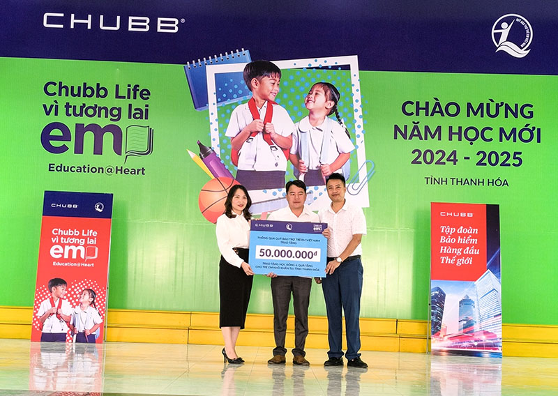 Trao đăng ký m88 bổng và quà tặng cho đăng ký m88 sinh có hoàn cảnh đặc biệt, khó khăn ở Nga Sơn
