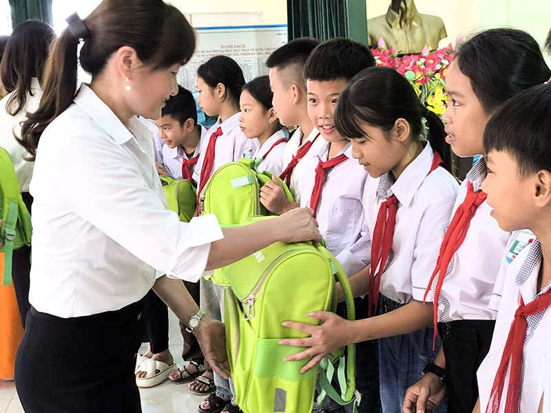 Trao học bổng và quà tặng cho học sinh có hoàn cảnh đặc biệt, khó khăn ở Nga Sơn