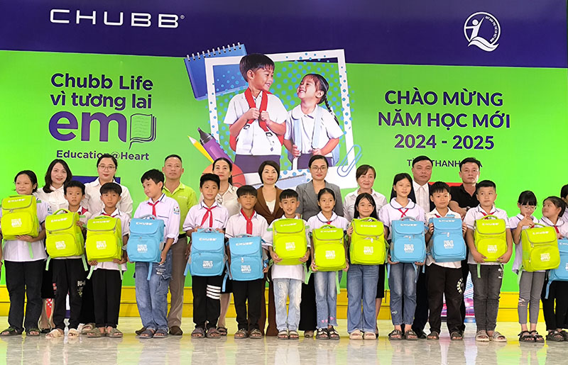 Trao đăng ký m88 bổng và quà tặng cho đăng ký m88 sinh có hoàn cảnh đặc biệt, khó khăn ở Nga Sơn