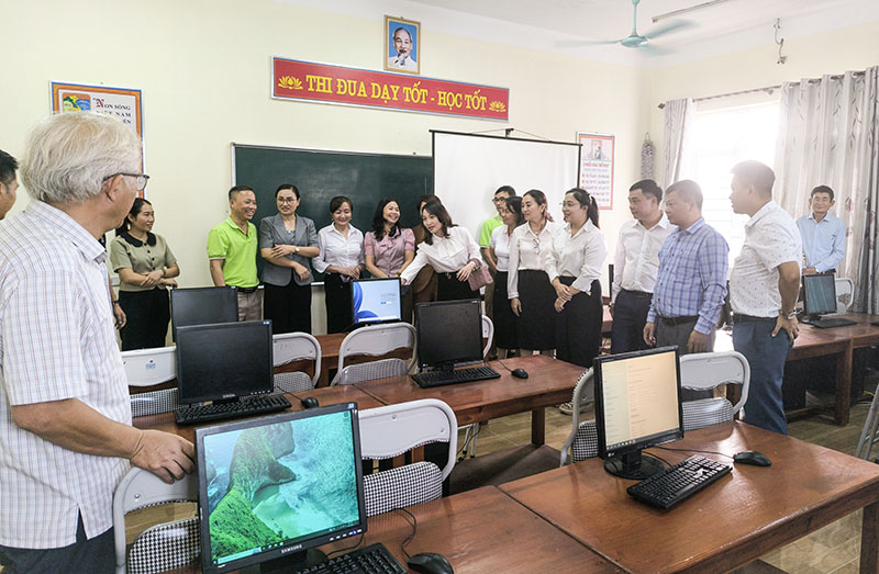 Trao đăng ký m88 bổng và quà tặng cho đăng ký m88 sinh có hoàn cảnh đặc biệt, khó khăn ở Nga Sơn