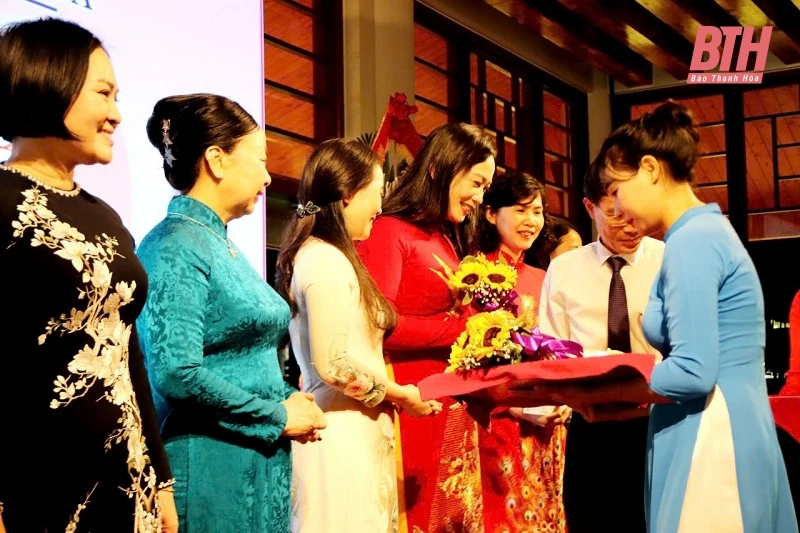 Gặp mặt nữ lãnh đạo chủ chốt tỉnh nhân Ngày Phụ nữ Việt Nam 20/10