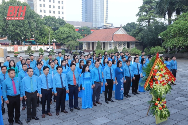 Đoàn đại biểu dự hội nghị biểu dương cán bộ công đoàn tiêu biểu tỉnh Thanh Hóa dâng hương báo công Chủ tịch Hồ Chí Minh