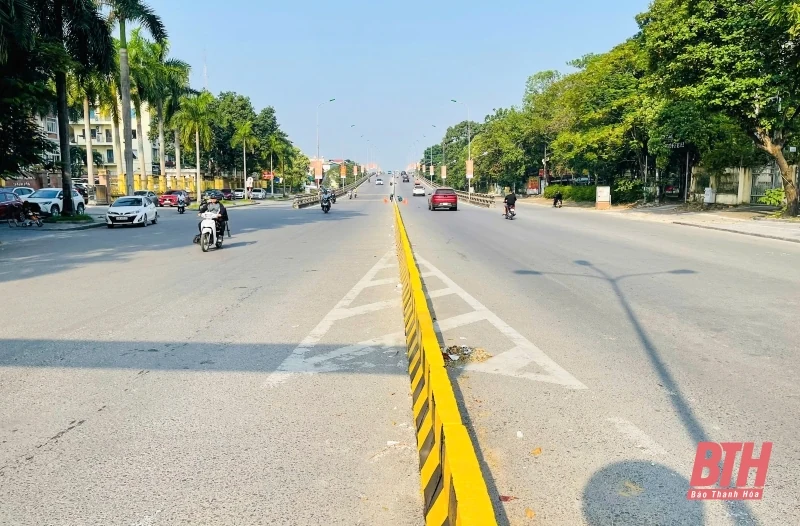 Lắp đặt dải phân cách cứng trên cầu vượt Phú Sơn