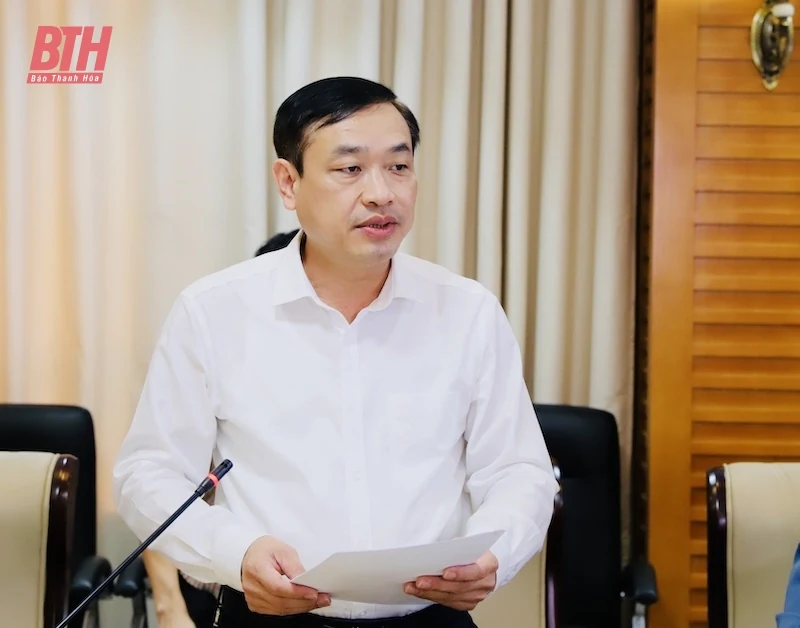 Trao tặng thẻ BHYT và kinh phí hỗ trợ đóng BHYT cho người có hoàn cảnh khó khăn tham gia BHYT năm 2024