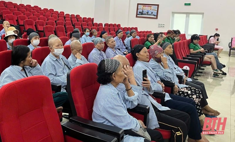 Tặng tóc cho bệnh nhân ung thư tại Bệnh viện Ung bướu tỉnh Thanh Hoá