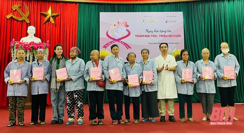 Tặng tóc cho bệnh nhân ung thư tại Bệnh viện Ung bướu tỉnh Thanh Hoá