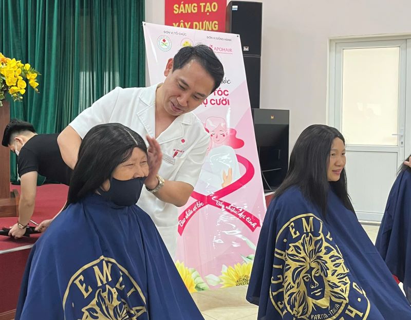 Tặng tóc cho bệnh nhân ung thư tại Bệnh viện Ung bướu tỉnh Thanh Hoá