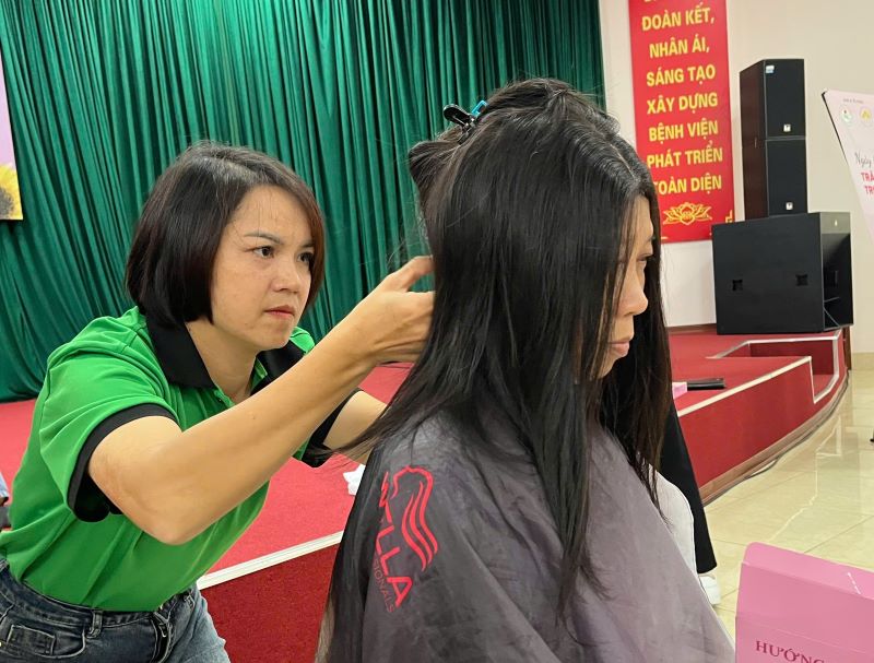 Tặng tóc cho bệnh nhân ung thư tại Bệnh viện Ung bướu tỉnh Thanh Hoá
