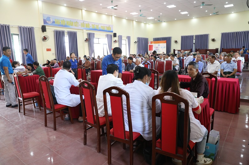 Dược phẩm Tâm Bình phối hợp với Chi đoàn Cục An toàn thực phẩm khám bệnh, tặng quà tại xã Văn Khê